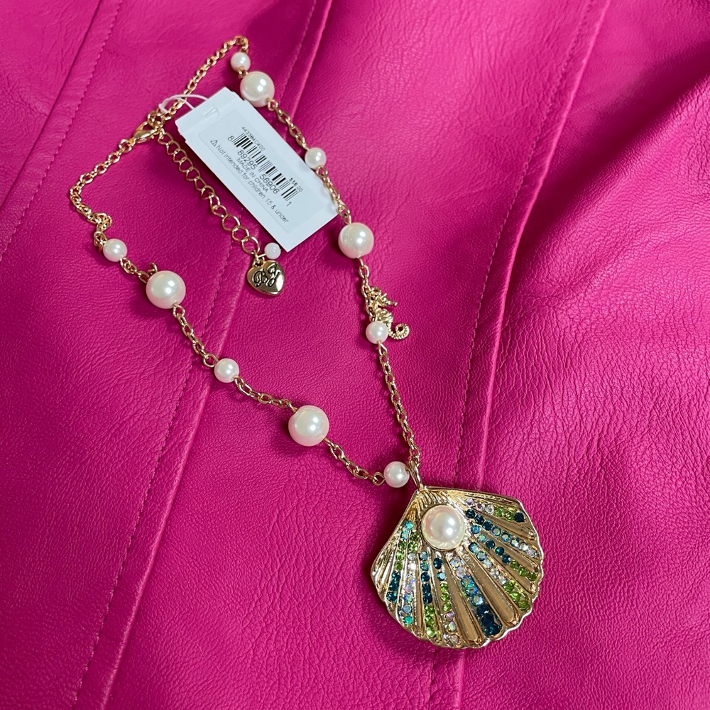 Betsey Johnson pearl and gold seashell drop necklace